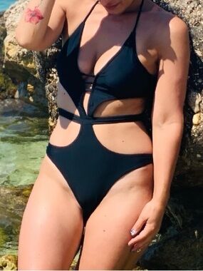 Black Women’s Cutout One-Piece Swimsuit - Sleek Halter Design